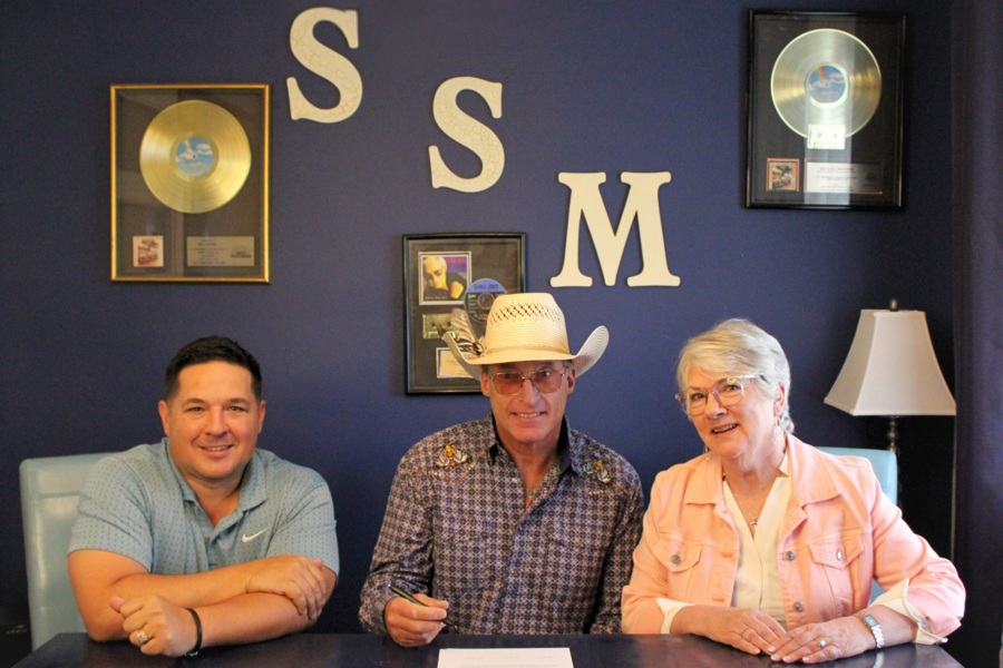 Country Artist Hugh Phillips Signs with String Kitchen Music/SSM Nashville Records & Releases His Single, “Bottom of the Bottle”